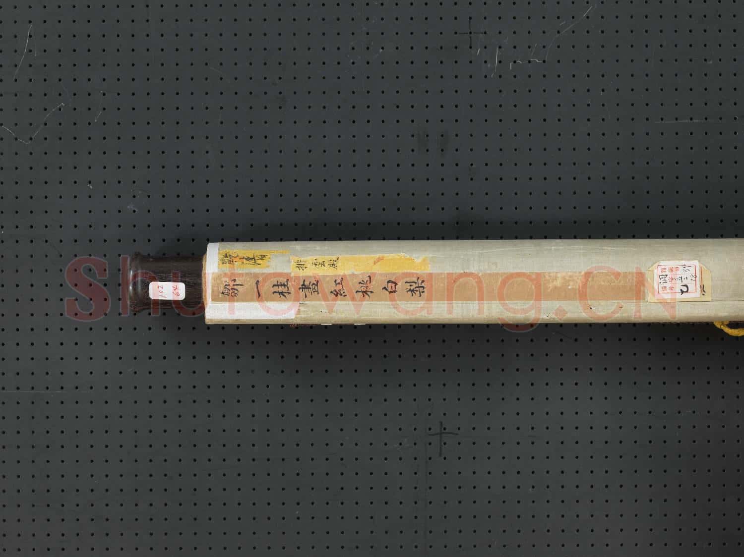清鄒一桂畫紅桃白梨 軸