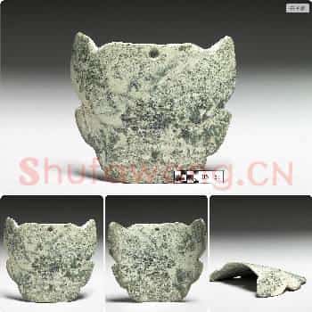 红山文化晚期 玉兽面纹佩